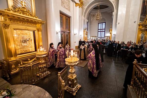 Перед чтимым Казанским образом Пресвятой Богородицы вознесены сугубые молитвы о братии Киево-Печерской лавры