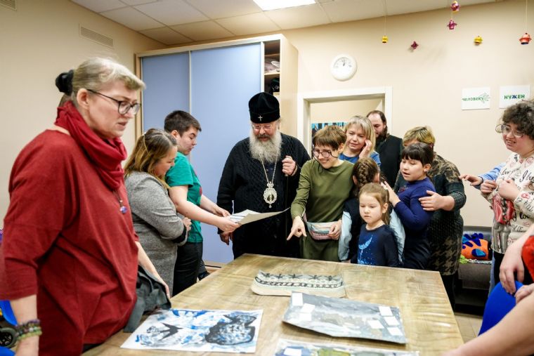 Митрополит Кирилл посетил творческие занятия детей с ограниченными возможностями здоровья