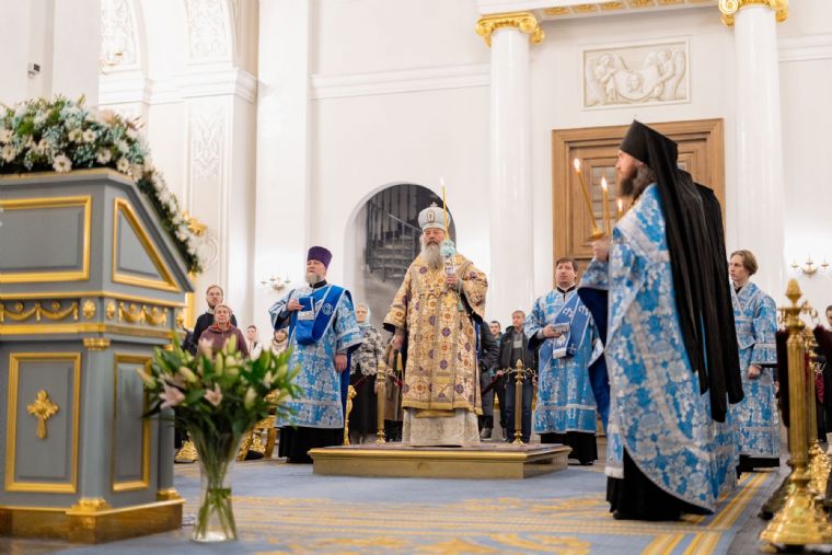 В канун праздника Сретения Господня митрополит Кирилл совершил всенощное бдение в Казанском соборе