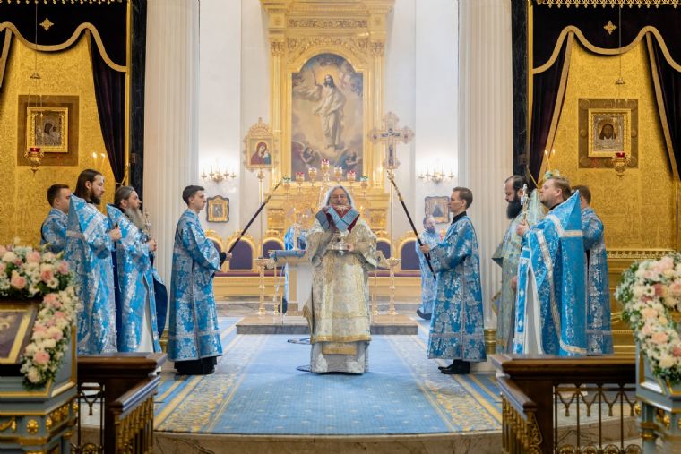 В Неделю 37-ю по Пятидесятнице митрополит Кирилл совершил Литургию в Казанском кафедральном соборе