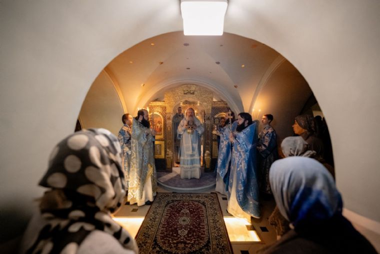 Митрополит Кирилл и митрополит Митрофан совершили Литургию в Пещерном храме Казанского собора