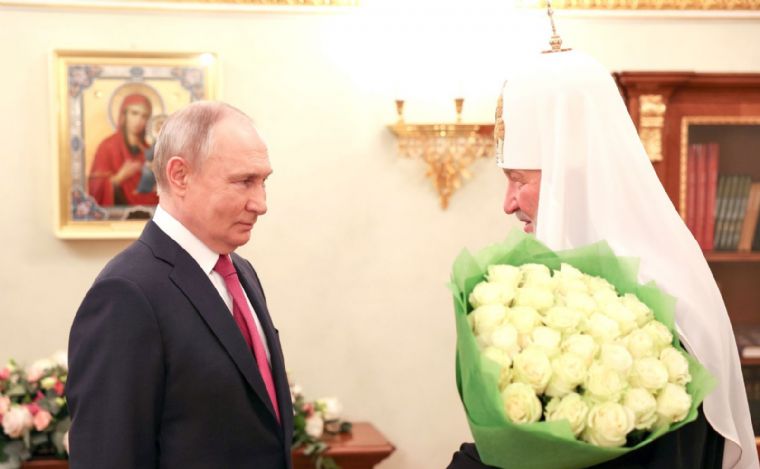 Президент России Владимир Путин поздравил Святейшего Патриарха Кирилла с 15-й годовщиной интронизации
