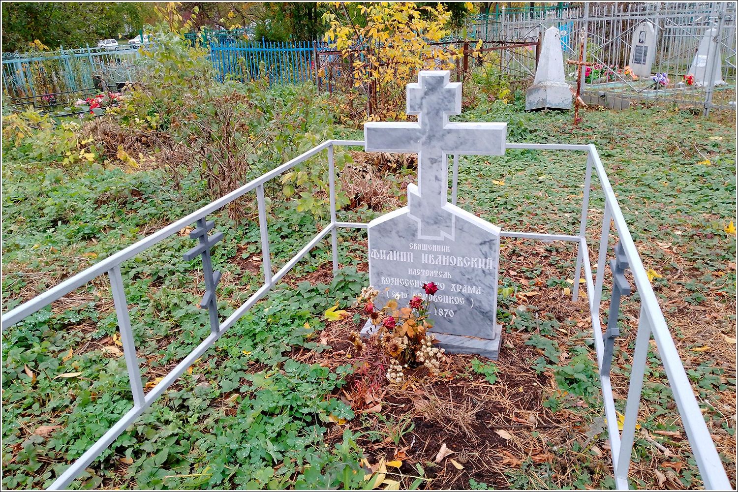 На могиле дореволюционного священника на Боровецком кладбище в Набережных Челнах установлен крест