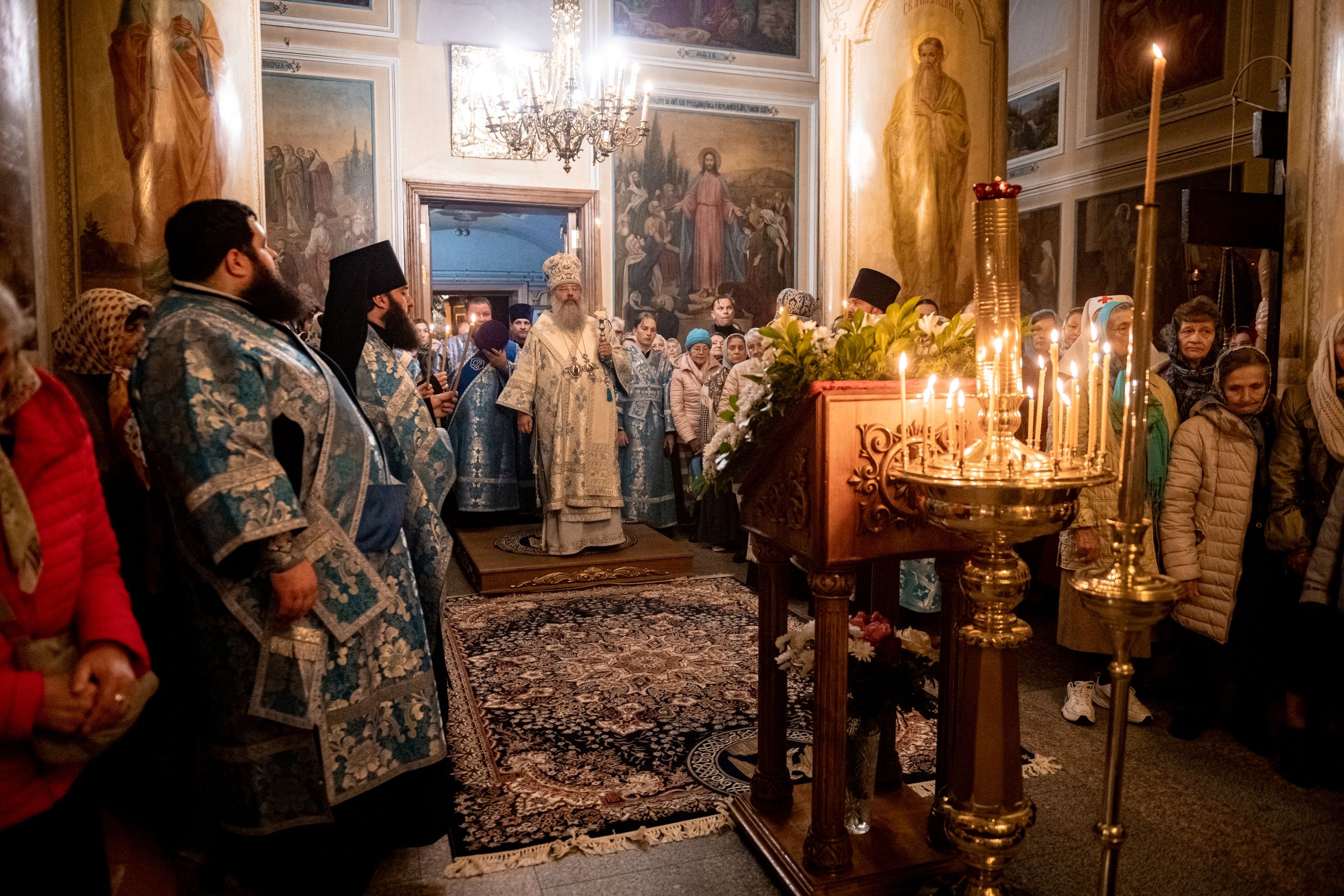 В канун праздника Покрова Пресвятой Богородицы митрополит Кирилл совершил всенощное бдение в Покровском храме Казани