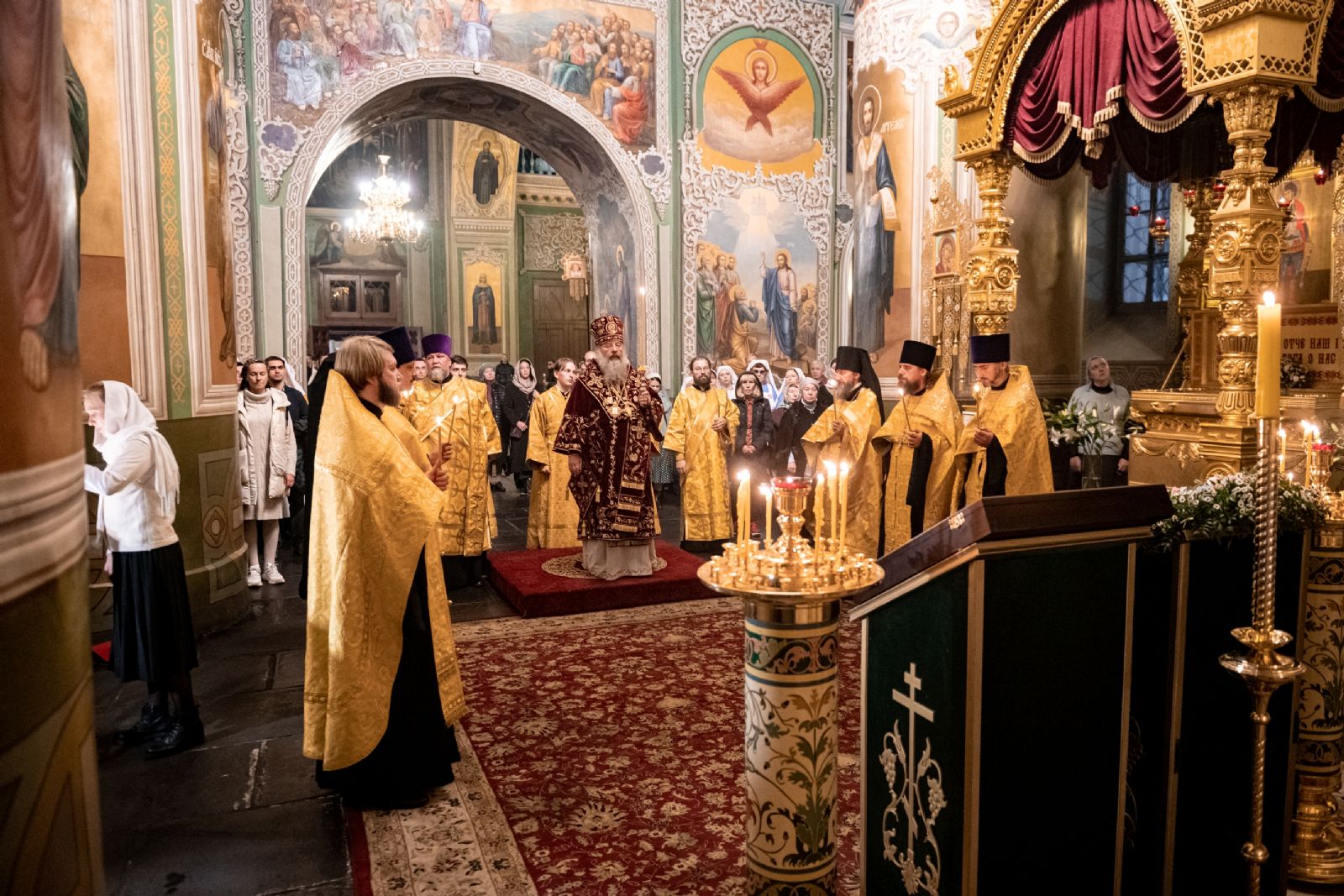 В канун Недели 19-й по Пятидесятнице митрополит Кирилл совершил всенощное бдение в Благовещенском соборе Казанского кремля