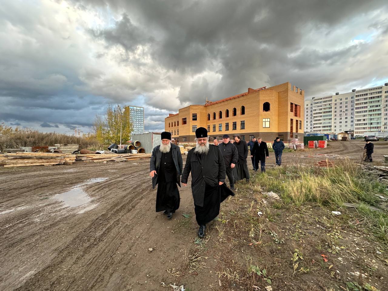 Митрополит Кирилл ознакомился с ходом строительных работ в здании православной гимназии в Набережных Челнах