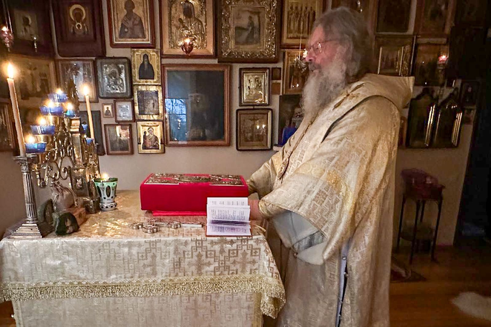 В Неделю 23-ю по Пятидесятнице митрополит Кирилл совершил Литургию в домовом храме иконы Божией Матери «Нечаянная Радость»
