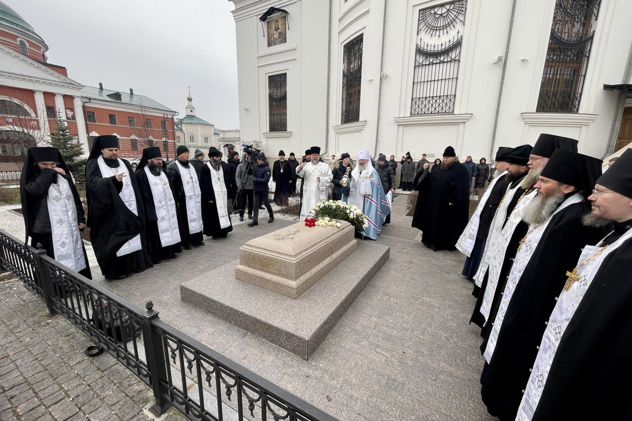 В третью годовщину преставления митрополита Феофана (Ашуркова) на могиле архипастыря совершена заупокойная лития